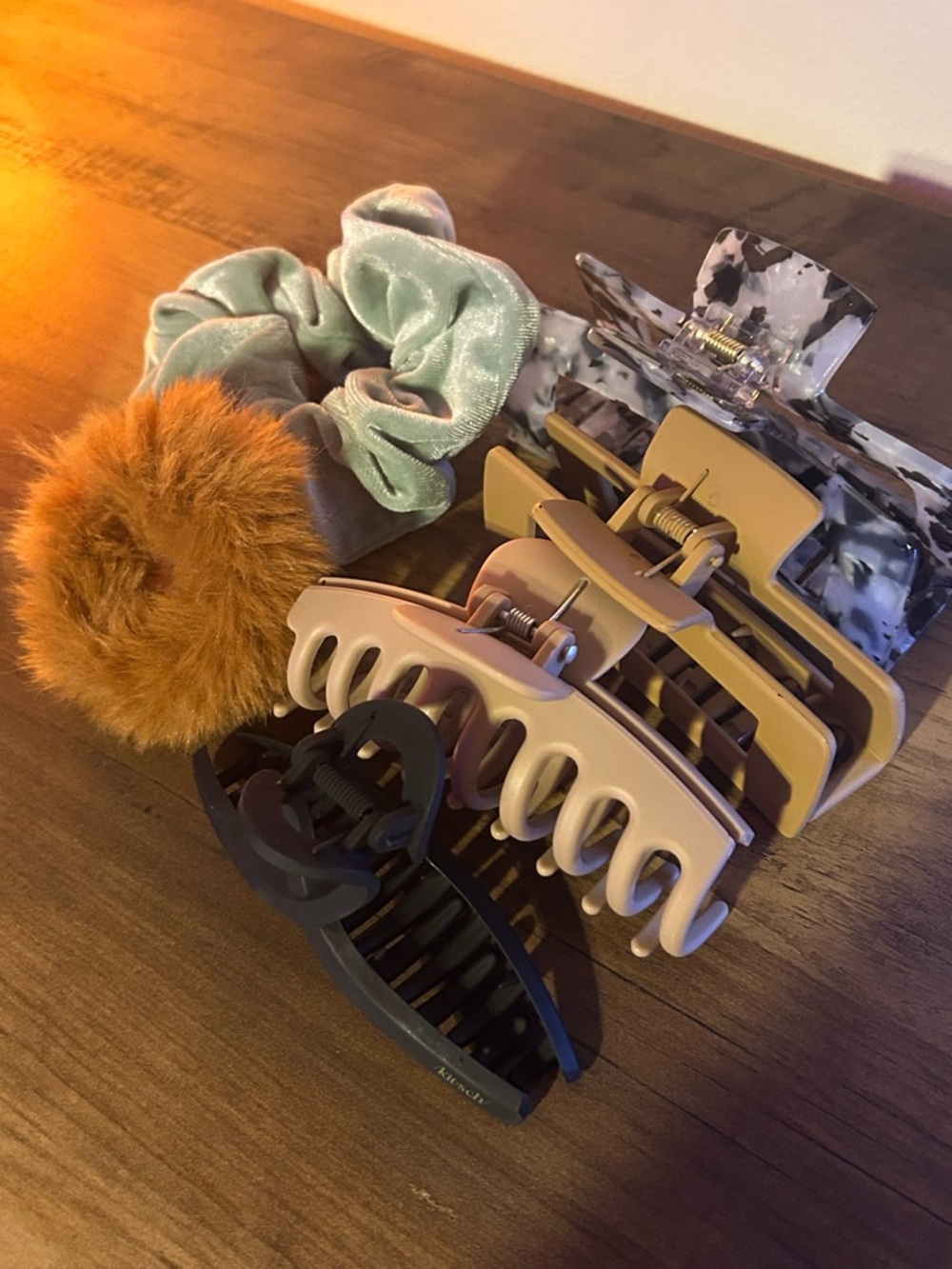 Hair Clips and Scrunchies Accessory Set - Picture 8 of 9